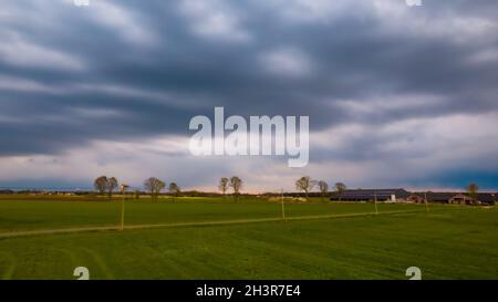 Vista aerea di un cielo serale sui campi sovrastanti da nuvole di tempesta di tuono che entrano all'alba o al tramonto, presi con Foto Stock