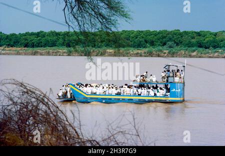 Africa, Sudan, nei pressi di Wad Madani 1976. Un traghetto pieno sul Fiume Nilo Blu. Foto Stock