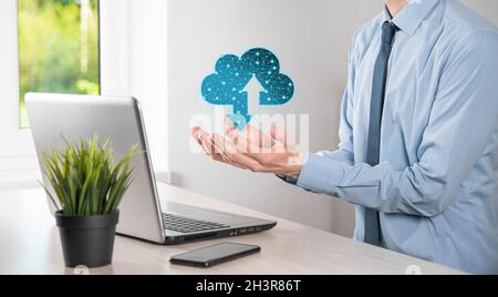 Tecnologia Man Hold Cloud Icon. Cartello di archiviazione cloud a reticolo poligonale con due frecce verso l'alto e verso il basso. Cloud computing, big data center, infrastruttura futura Foto Stock