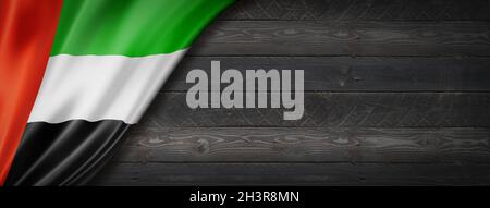 Bandiera degli Emirati Arabi Uniti su bandiera in legno nero Foto Stock