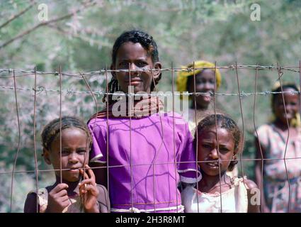 Africa, Sudan, nei pressi di Wad Madani 1976. Bambini africani neri. Foto Stock