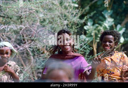Africa, Sudan, nei pressi di Wad Madani 1976. Bambini africani neri Foto Stock