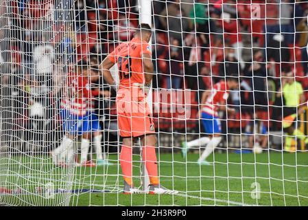 Granada, Spagna. 28 ottobre 2021. David Soria di Getafe CF reagisce all'obiettivo di Granada durante la partita Liga tra Granada CF e Getafe CF allo stadio Nuevo Los Carmenes il 28 ottobre 2021 a Granada, Spagna. (Foto di José M Baldomero/Pacific Press) Credit: Pacific Press Media Production Corp./Alamy Live News Foto Stock