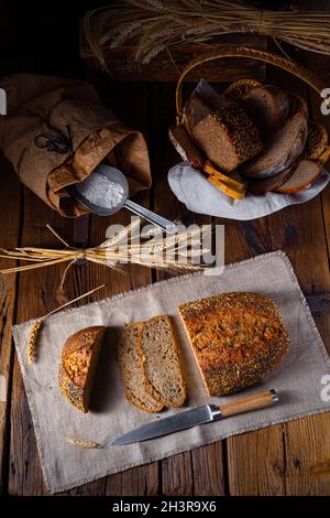 Pane di semi di lino con un seme di papavero e miscela di sesamo Foto Stock