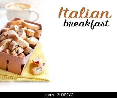 Cantuccini di mandorle italiane e caffè su sfondo bianco con spazio per la copia. Buon concetto di mattina Foto Stock