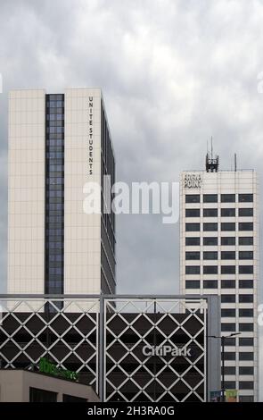 L'ingresso al parcheggio del centro di merrion a leeds circondavano gli studenti degli stati uniti e gli edifici dell'arena Foto Stock