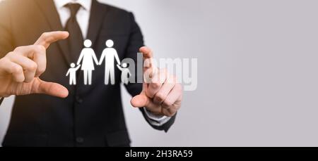 Tenere la mano giovane icona di famiglia. Assicurazione sulla vita familiare,supporto e servizi,politica familiare e supporto famiglie concepts.Happy Family Concept.Copy sp Foto Stock