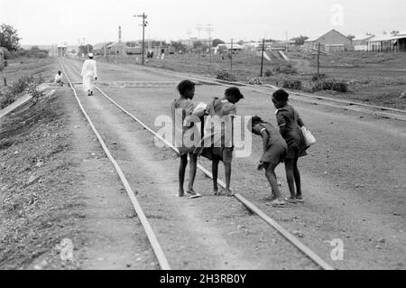 Africa, Sudan, nei pressi di Wad Madani 1976. Un gruppo di scolaresche in uniforme che camminano sulla ferrovia che conduce alla città. Foto Stock
