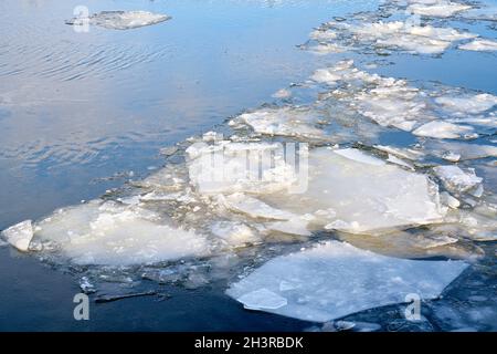 Il ghiaccio galleggia sul fiume Elba vicino a Magdeburgo in Germania in inverno Foto Stock