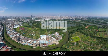 Guangzhou, Cina. 30 Ott 2021. (211030) -- GUANGZHOU, 30 ottobre 2021 (Xinhua) -- Foto aerea scattata il 26 ottobre 2021 mostra una vista di Haizhu Wetland in Guangzhou, provincia del Guangdong della Cina meridionale. Un gruppo di ricerca guidato da Yang Xingke dall'Istituto di Zoologia, Accademia di Scienze di Guangdong, ha scoperto una nuova specie del genere di foglie-barbabietole Sphenoraia Clark, 1836 a Haizhu Wetland e la ha chiamata come Sphenoraia (Sphenoraioides) haizhuensis Yang, 2021. Lo studio è stato pubblicato sulla rivista Entomotaxonomia. Il Wetland di Haizhu, che copre un'area di circa 1,100 ettari, si trova nell'area urbana di Foto Stock