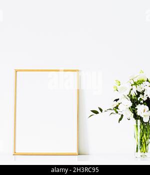 Cornice dorata su mobili bianchi, arredamento e design di lusso per mockup, poster stampa e arte stampabile, vetrina online shop Foto Stock