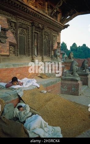 Nepal, valle di Kathmandu, città di Bakhtapur, bambini di strada. Foto Stock