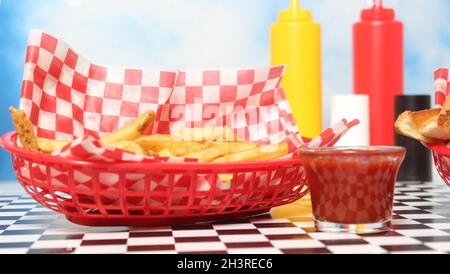 Filetti di pollo con toast in retro Diner Foto Stock