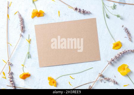 Invito di nozze primavera o estate o biglietto di auguri cancelleria mockup Foto Stock