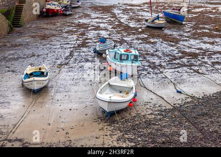 PORTO DI MOUSEHOLE, CORNOVAGLIA, Regno Unito - MAGGIO 11 : Vista del Porto di Mousehole alla bassa marea in Cornovaglia il 11 Maggio 2021 Foto Stock