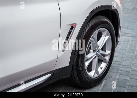 Ucraina, Odessa 8 - 2021 luglio: Ruota con pneumatici Pirelli Cinturato P7 di una nuova moderna BMW SUV. Vista posteriore Foto Stock