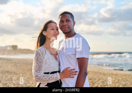 Ritratto di una giovane felice bella coppia sulla spiaggia Foto Stock