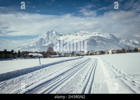 Sci di fondo in Austria: Piste, neve fresca bianca e montagne Foto Stock