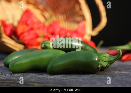 Jalapeno e Cayenne Peppers al mercato agricolo rurale Foto Stock