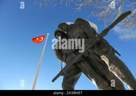 Monumento del martirio Sarikamis a Sarikamis con bandiera turca, statua del soldato. Foto Stock