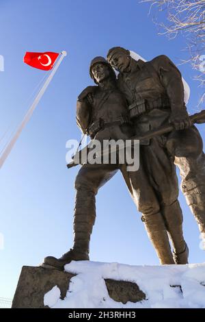 Monumento del martirio Sarikamis a Sarikamis con bandiera turca, statua del soldato. Foto Stock