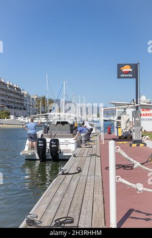 EMPURIABRAVA, SPAGNA-8 MAGGIO 2021: Stazione di servizio Repsol presso i canali della città. Distributore di benzina per yacht e barche a vela. Inquinamento, contaminazione da petrolio e ENV Foto Stock