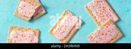 Panorama della crostata pop su sfondo blu, top shot Foto Stock