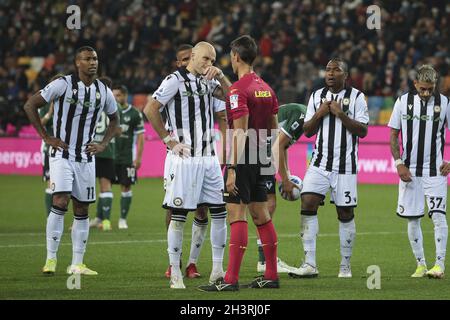 Friuli - Stadio Dacia Arena, Udine, Italia, 27 ottobre 2021, 17 Bram Nuytinck -Udinese parla con l'arbitro del match Marchetti durante Udinese Foto Stock