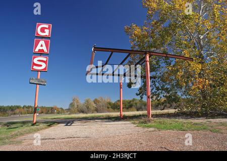 Vecchia stazione di benzina abbandonata rurale del Texas orientale Foto Stock