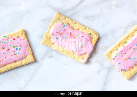 Crostate pop, tostapane con fragole, sparato dall'alto Foto Stock