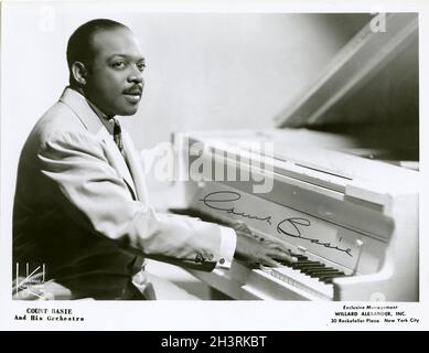 Il bandleader jazz americano e il pianista Conte Basie, seduto al pianoforte, nel 1955. Foto Stock