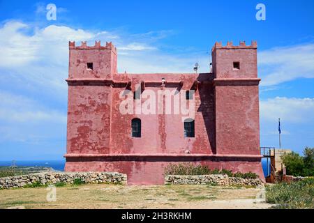 Vista di St Agathas Fort noto anche come il Forte Rosso, Mellieha, Malta, l'Europa. Foto Stock