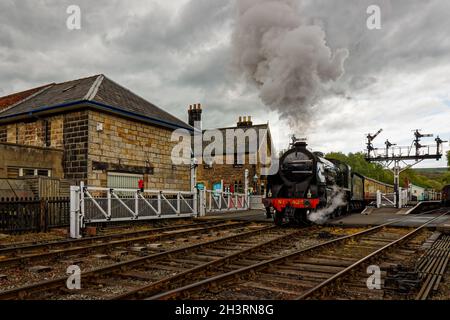 Treno a vapore che parte da Grosmont sulla ferrovia North Yorkshire Moors. Foto Stock