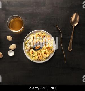 Pasta di pesce, colpo quadrato. Tagliolini con cozze, gamberetti ecc. Foto Stock