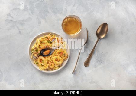 Pasta di pesce. Tagliolini con cozze, gamberetti, vongole e anelli di calamari Foto Stock