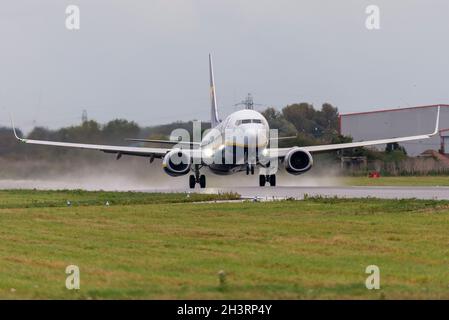 London Southend Airport, Essex, Regno Unito. 30 Ott 2021. Ryanair sta operando i suoi voli finali dall'aeroporto di Southend dopo aver annunciato la rimozione del suo velivolo di base, che è un colpo enorme per l'aeroporto che ha già perso easyJet e un certo numero di altre compagnie aeree. La perdita di Ryanair lascerà l'aeroporto senza voli passeggeri nonostante gli ingenti investimenti in espansione, compresi i nuovi terminal, che ora saranno vuoti. Il volo 11:05 FR2184 in partenza per Alicante in Spagna è l'ultimo a quella destinazione Foto Stock