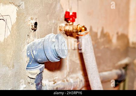 Buco con un tubo nella parete per collegare l'impianto idraulico Foto Stock