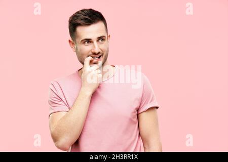 Divertente uomo pensivo hanno dubbi prendere decisione cercando di copiare spazio su sfondo rosa Foto Stock