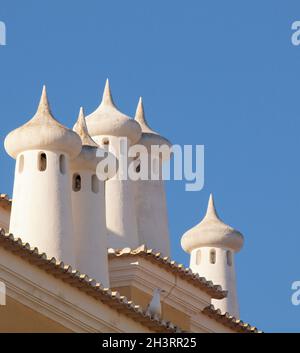 Piccoli camini con cupola di cipolla in Algarve - Portogallo Foto Stock