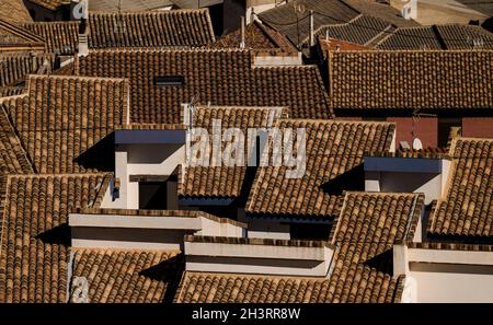 Veduta aerea dei tetti della piccola città, Consuegra, Castilla la Mancha, Spagna Foto Stock