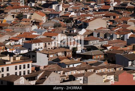 Veduta aerea della piccola città, Consuegra, Castilla la Mancha, Spagna Foto Stock