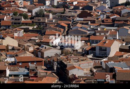 Veduta aerea della piccola città, Consuegra, Castilla la Mancha, Spagna Foto Stock