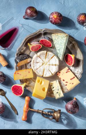 Degustazione di formaggi con vino rosso e frutta, shot dall'alto Foto Stock