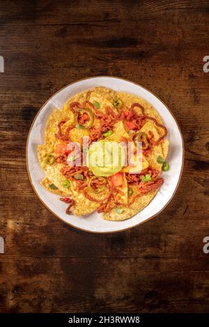 Nachos, top shot su un rustico sfondo di legno Foto Stock