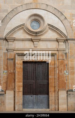 Facciata principale della chiesa parrocchiale nella città di Mallorcan di Santanyi, Spagna Foto Stock