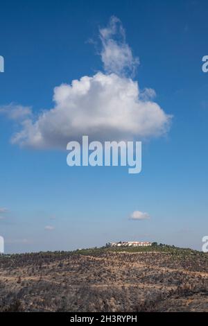 Una nube nel cielo sopra Shoresh, un villaggio nelle montagne della Giudea vicino Gerusalemme, Israele, dopo un incendio selvaggio bruciò la foresta intorno ad esso. Foto Stock