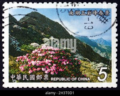 CINA - CIRCA 2003: Un francobollo stampato in Cina mostra la primavera sul picco di Wuyen, fiori in primo piano, circa 2003 Foto Stock