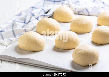 Ciambelle di grano che si elevano su una lastra da forno. Foto Stock