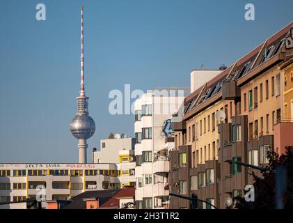 Berlino, Germania. 29 ottobre 2021. Edifici residenziali nel quartiere Kreuzberg di Berlino. Sullo sfondo la torre della televisione sale nel cielo credito: Monika Skolimowska/dpa-Zentralbild/dpa/Alamy Live News Foto Stock