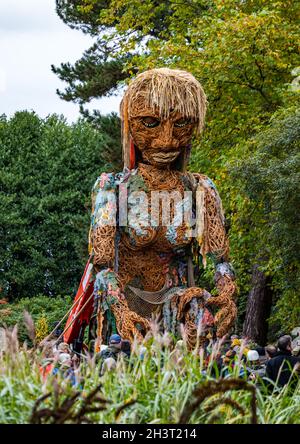 Edimburgo, Scozia, Regno Unito, 30 ottobre 2021. Tempesta di marionette giganti al Botanico: Il marionetta della dea marina di 10 m di Vision Mechanics incontra i visitatori al Royal Botanic Garden in una giornata nuvolosa bagnata Foto Stock